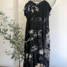 Load image into Gallery viewer, Patterned Long Jersey Tiered Dress - Black/Grey
