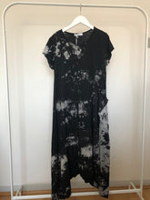 Load image into Gallery viewer, Patterned Long Jersey Tiered Dress - Black/Grey
